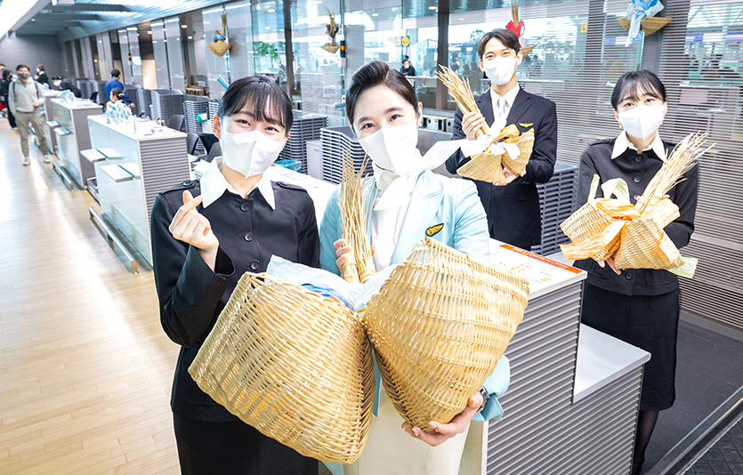 대한항공 객실승무원 등 직원들이 인천공항 제2여객터미널 대한항공 카운터에서 기념촬영을 하고 있는 모습 . 사진=대한항공