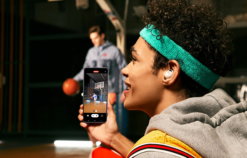 삼성전자는 스마트폰 동영상 촬영 시 360도 사운드 녹음이 가능하도록 갤럭시 버즈2 프로와 갤럭시 Z 플립4∙폴드4의 소프트웨어 업데이트를 시행한다. 사진=삼성전자