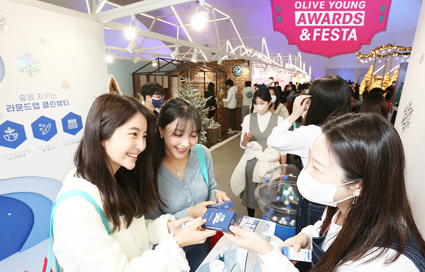 지난해 12월 성황리 진행된 2022 올리브영 어워즈 앤 페스타에서 국내 클린뷰티 브랜드 ‘라운드랩’이 고객들에게 제품을 설명하고 있다. 사진=CJ올리브영