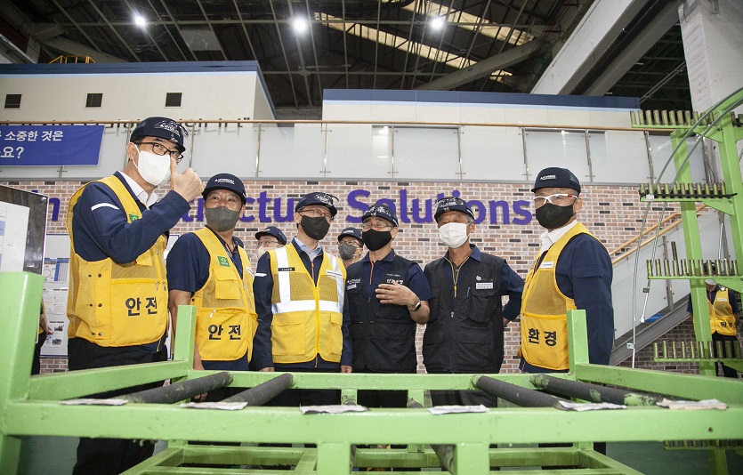 현대중공업그룹 건설기계부문 3사가 출범 1주년 행사를 진행하고 노사 관계자가 현장을 함께 시찰했다. 사진=현대제뉴인<br>