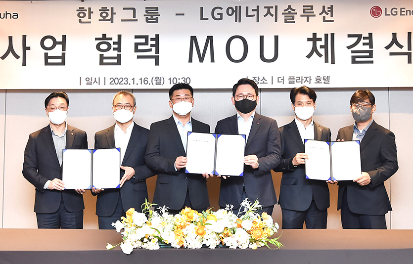한화그룹과 LG에너지솔루션이 배터리분야 전방위 협력을 위한 MOU를 체결했다. (왼쪽부터) 문승학 한화에어로스페이스 전기추진체계사업부장, 신영준 LG에너지솔루션 CTO, 이재규 한화큐셀 GES사업부장, 장승세 LG에너지솔루션 ESS사업부장, 류양식 한화모멘텀 이차전지사업부장, 신기창 LG에너지솔루션 전극기술센터장. 사진=한화그룹, LG에너지솔루션