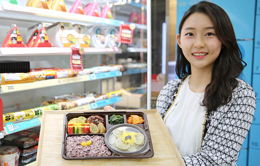 GS25 모델이 GS25 명절 도시락 오색한정식도시락을 들고 포즈를 취하고 있다. 사진=GS리테일