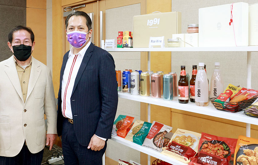 교촌에프앤비㈜가 대만 3대 외식기업과 대만 진출을 위한 MOU를 체결했다. (왼쪽부터) 권원강 교촌에프앤비(주) 회장(과 헨리 왕 라카파 인터내셔널 그룹 회장이 양해각서를 체결하고 기념 사진을 촬영하고 있다. 사진=교촌에프앤비㈜