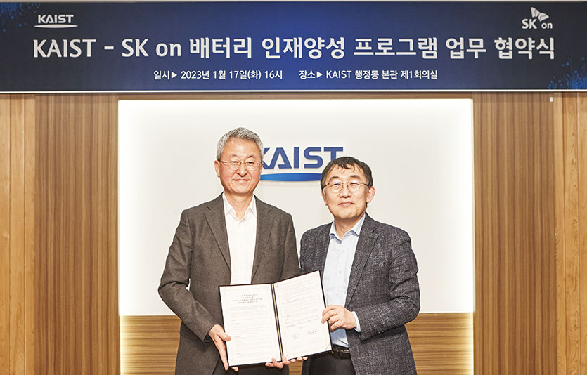 (왼쪽부터) 진교원 SK온 사장(COO)과 이승섭 KAIST 부총장이 ‘SKBEP(SK on - KAIST Battery Educational Program)’ 개설 업무협약식을 맺었다. 사진= SK온
