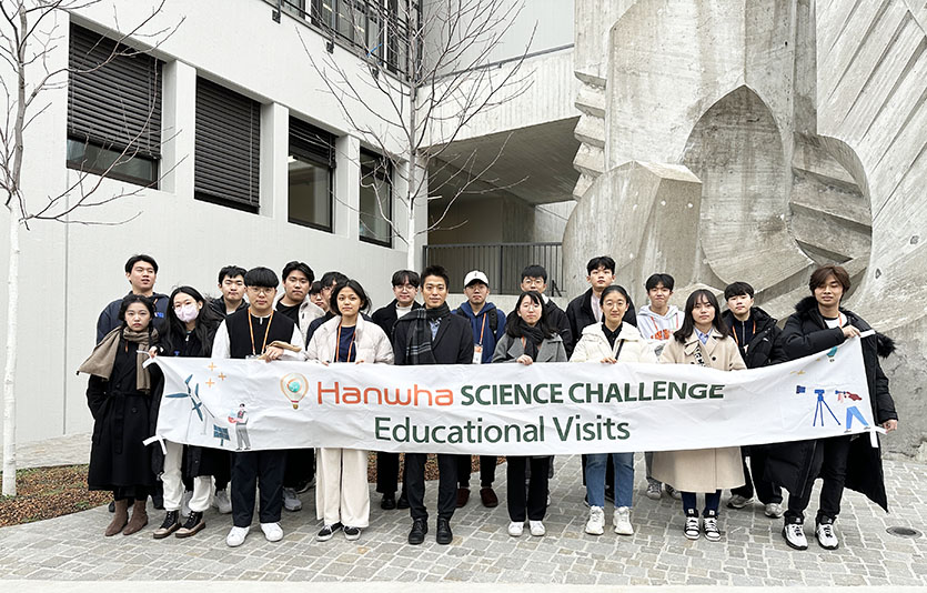 한화사이언스챌린지 수상자들이 장태광 ETH스위스연방공과대학교 교수와 기념촬영을 하고 있다. 사진=한화그룹