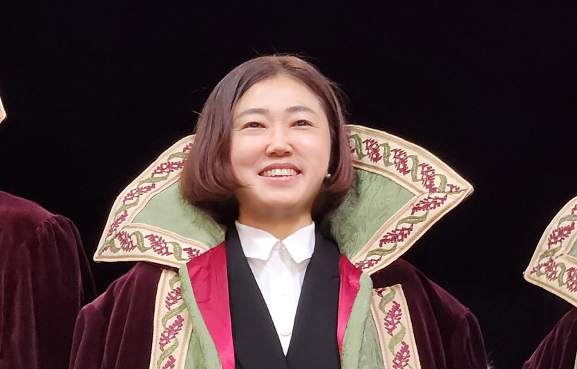 김유미 GS리테일 와인 전문 MD가 프랑스에서 와인 기사 작위를 받으며 활짝 웃고 있다.jpg