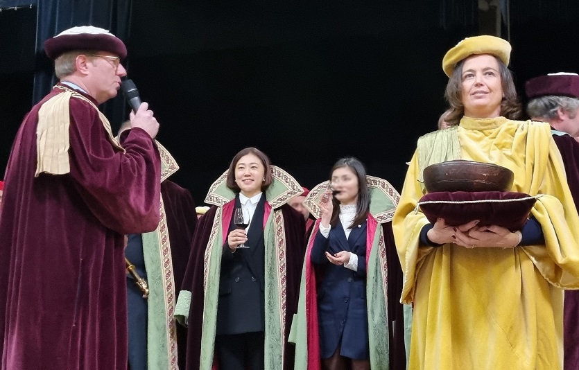 김유미 GS리테일 와인 전문 MD(왼쪽에서 두번째)가 프랑스에서 와인 기사 작위를 받고 있다_1 (1).jpg