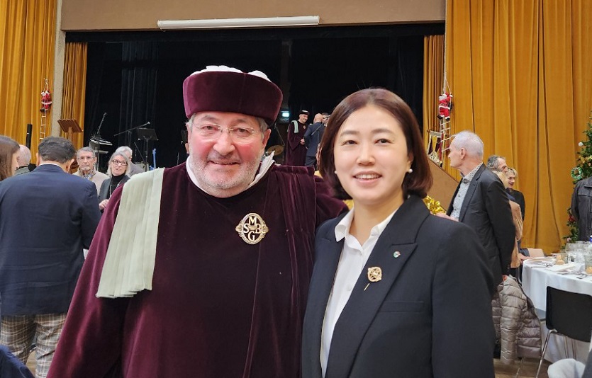 김유미 GS리테일 와인 전문 MD(왼쪽에서 두번째)가 보르도 와인협회 관계자와 포즈를 취하고 있다 (1).jpg