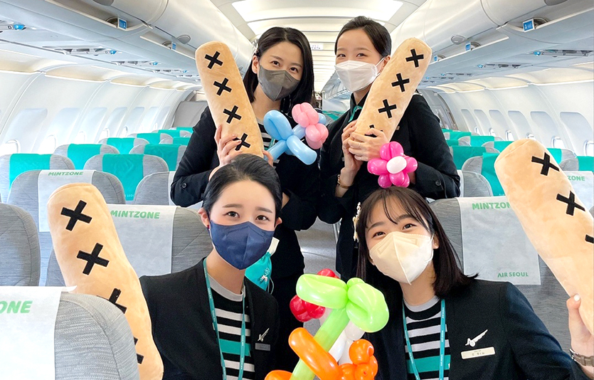 에어서울 기내 이벤트 특화팀 ‘민트스타’ 승무원 사진. 사진=에어서울