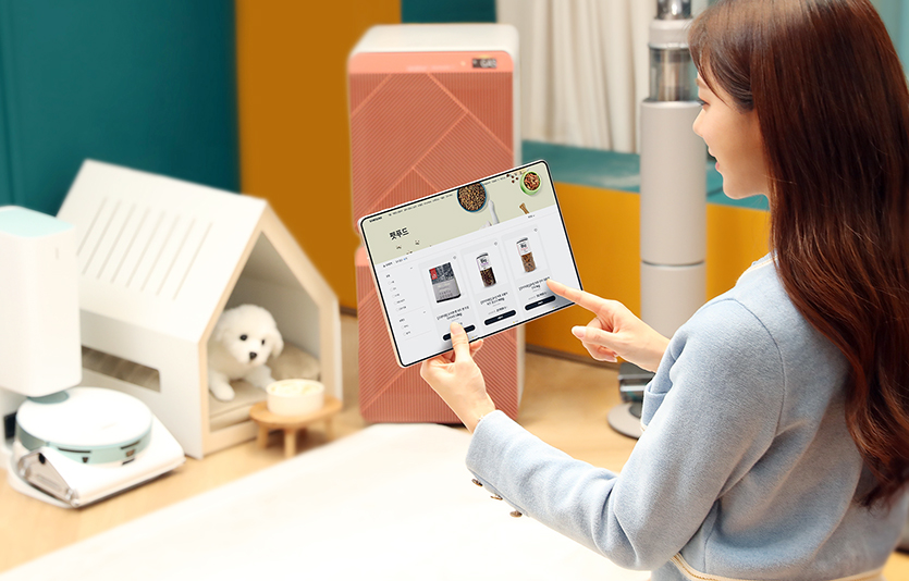 삼성전자 모델이 삼성전자 e식품관 에서 구입 가능한 펫푸드 제품을 확인하고 있다. e식품관에서는 일반 식품 외에도 사료, 간식 등 다양한 펫푸드를 한 곳에서 간편하게 확인하고 구매할 수 있다. 사진=삼성전자