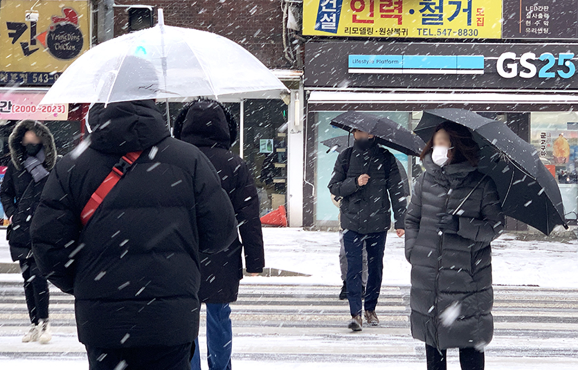 코로나19 겨울 재유행이 감소세를 지속하는 가운데 25일 신규 확진자 수는 3만5000명대를 기록했다. 많은 눈이 내린 26일 서울 반포동. 사진=김성미 기자