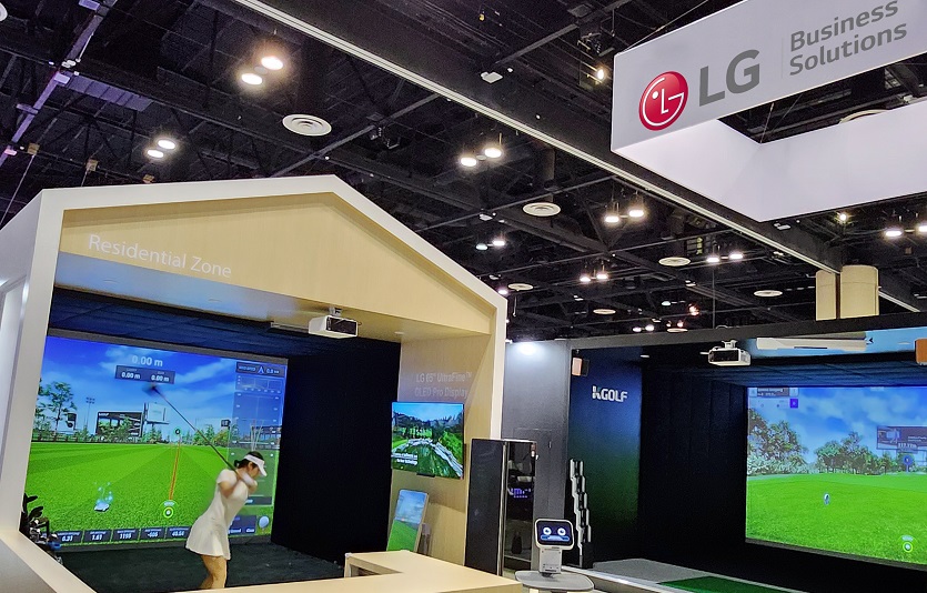 [사진2] LG전자, 프로빔 프로젝터 앞세워 실감 나는 실내 골프 경험 선보인다.jpg