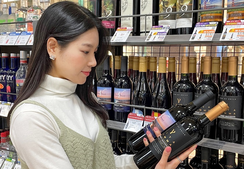 모델이 '알타감마 카베르네 소비뇽'과 '네이쳐사운드 호주쉬라즈'를 보고 있다.jpg