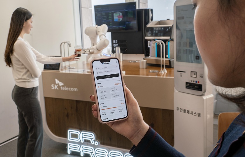 SKT가 출시한 AI바리스타로봇의 관리를 위한 플랫폼을 스마트폰으로 보고 있는 장면.jpg