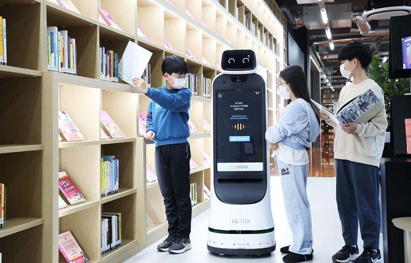 [사진 1] LG전자, 도서관 맞춤형 클로이 로봇 공급.jpg