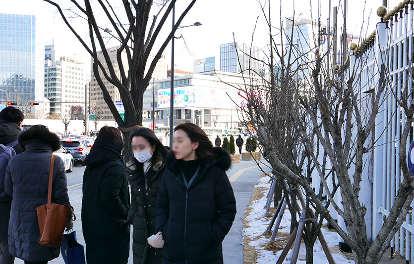 코로나19 겨울 재유행세가 다소 주춤한 가운데 8일 신규 확진자 수는 1만9000명대를 기록했다. 서울 광화문. 사진=김성미 기자