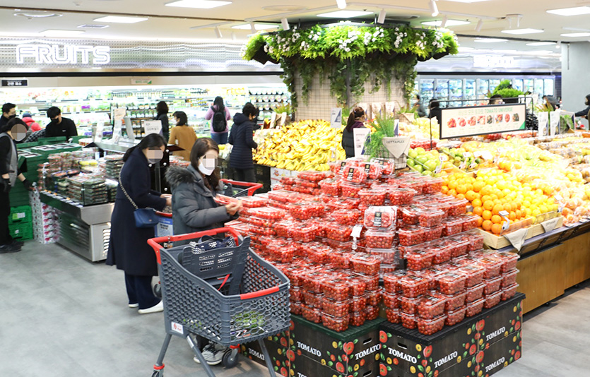 롯데마트는 다음 달 1일까지 전 점에서 가벼운 식재료, 건강식품 할인 행사를 연다. 롯데마트 제타플렉스 매장. 사진=롯데마트