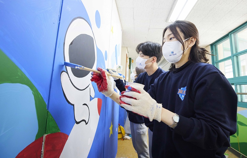 신입행원 사랑의 벽화 그리기(2).jpg