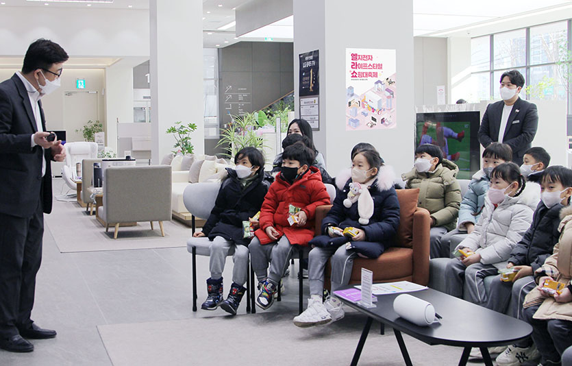 지난달 31일 대구유치원 아이들이 LG전자 베스트샵 달서본점에서 가전제품 안전교육 행사에 참여하고 있는 모습. 사진=LG전자