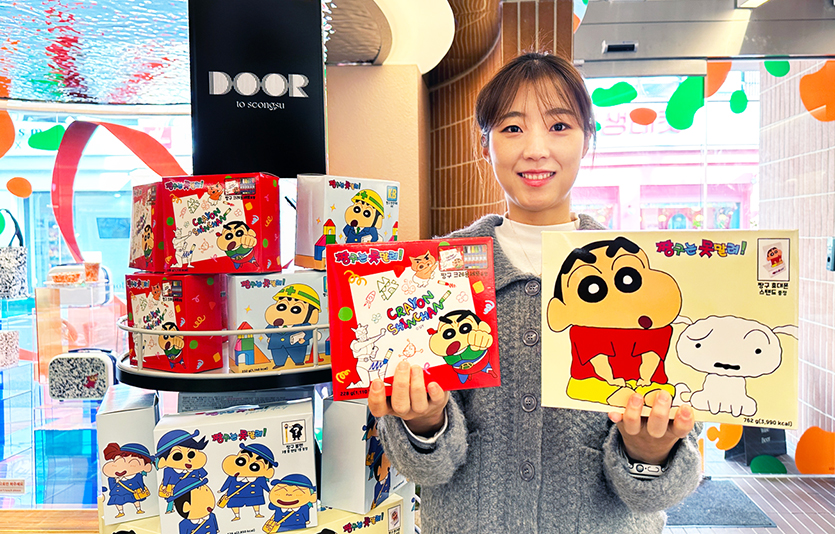 모델이 GS25가 발렌타인데이를 맞이해 출시한 짱구 캐릭터 상품을 들고 포즈를 취하고 있다. 사진=GS25 
