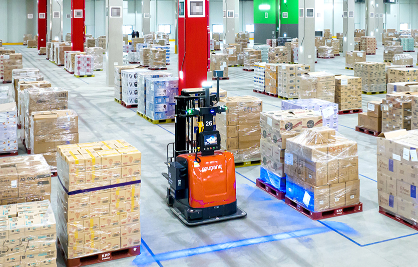 직원이 누르는 버튼 한 번으로 알아서 대용량 제품을 옮겨주는 ‘무인 지게차’. 사진=쿠팡