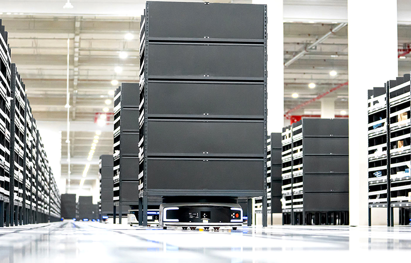 상품이 진열된 선반이 근무자에게 이동해 상품의 진열과 집품 작업을 자동화한 ‘AGV 로봇’. 사진=쿠팡