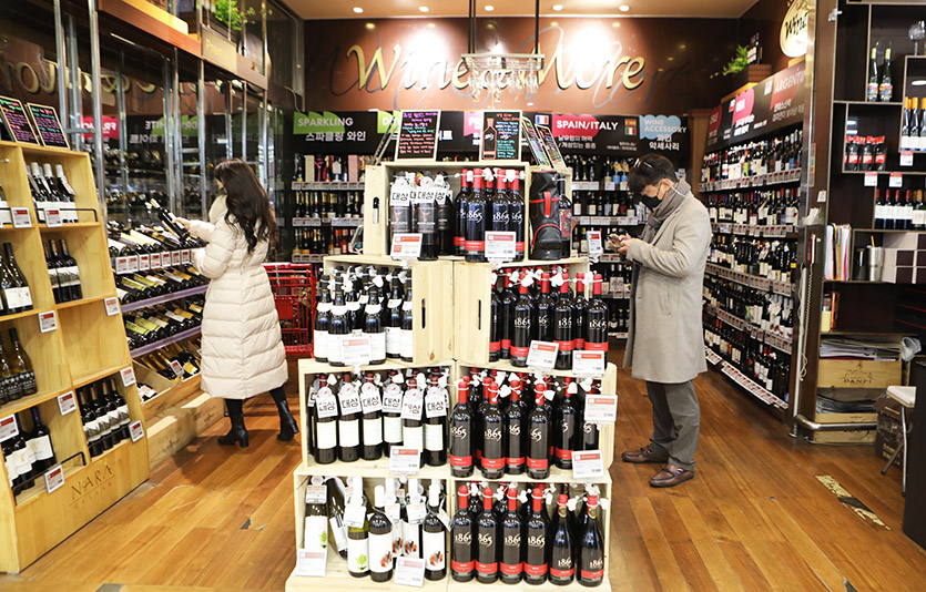 롯데마트는 이달 15일까지 총 57종의 주류를 최대 30% 할인된 가격으로 선보인다. 롯데마트 서울역점. 사진=롯데마트