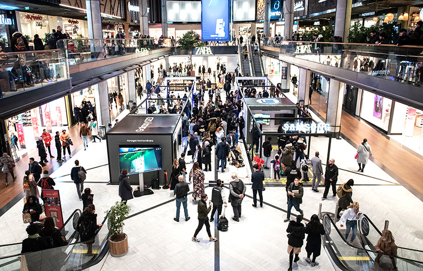 프랑스 파리의 웨스트필드 쇼핑몰에 위치한 ‘갤럭시 익스피리언스 스페이스’에서 현지 방문객들이 갤럭시 S23 시리즈를 체험하고 있다. 사진=삼성전자