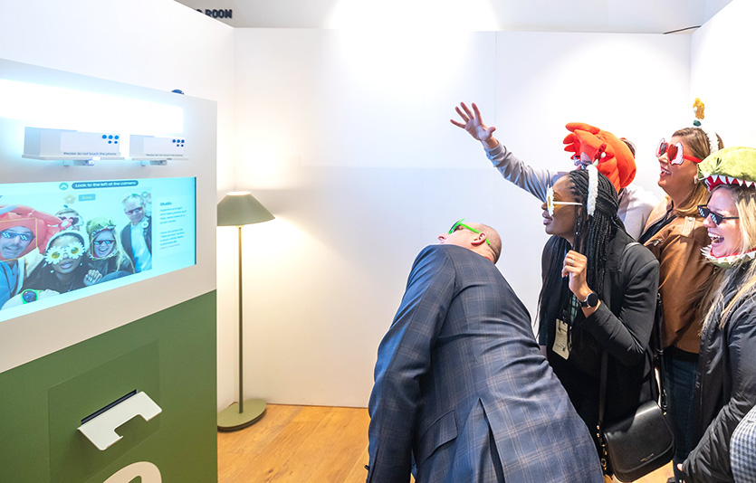 미국 샌프란시스코의 111 파웰 거리에 위치한 ‘갤럭시 익스피리언스 스페이스’에서 현지 방문객들이 갤럭시 S23 시리즈를 체험하고 있다. 사진=삼성전자