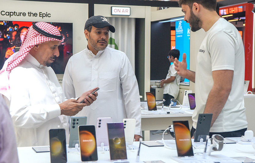 아랍에미리트 두바이의 두바이몰에 위치한 ‘갤럭시 익스피리언스 스페이스’에서 현지 방문객들이 갤럭시 S23 시리즈를 체험하고 있다. 사진=삼성전자