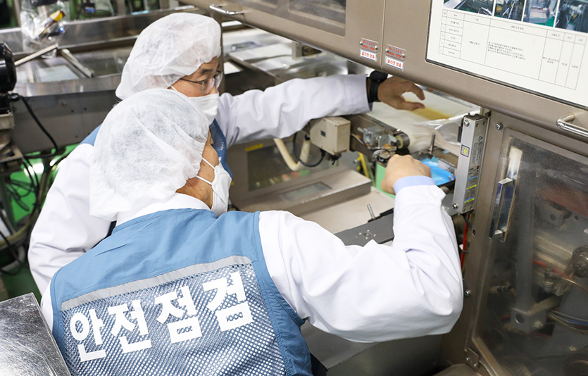 6일 파리크라상 성남 공장에서 안전 점검의 날을 맞아 근로자들이 노사합동점검을 진행하고 있다. 사진=SPC