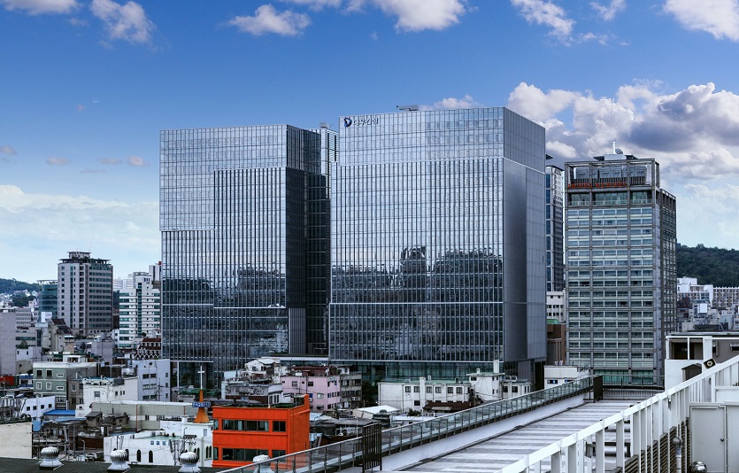 대우건설이 동부간선도로 지하화 4공구와 GTX-B노선 등 대형 인프라사업에 유리한 위치를 점하며 산뜻한 출발에 나섰다. 대우건설 을지로 사옥. 사진=대우건설