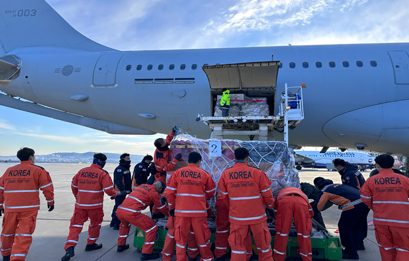 튀르키예 지진 피해 대응을 위해 출국한 대한민국 긴급구호대가 8일 튀르키예 가지안텝 공항에 도착해 구호장비를 하역하고 있는 모습. 사진=뉴시스