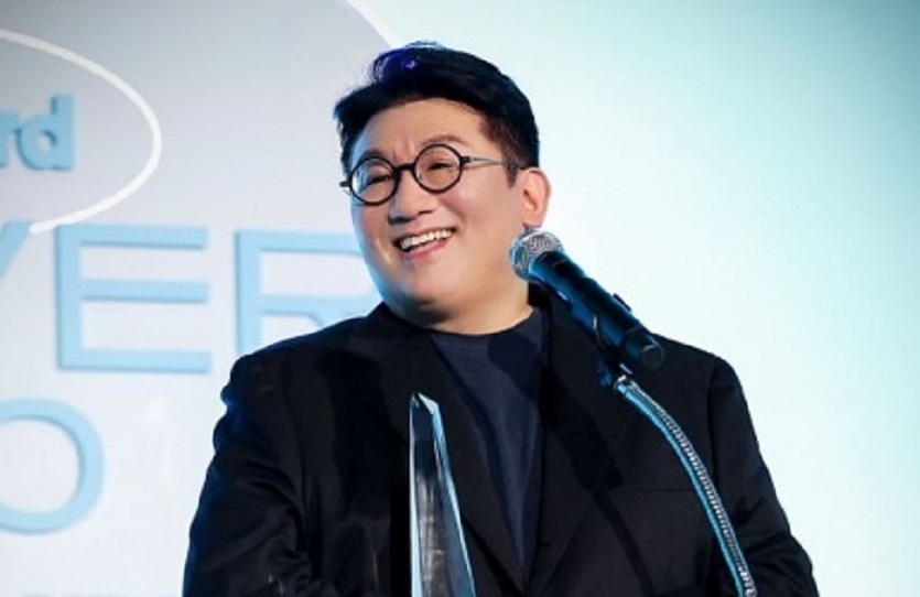 방시혁 하이브 의장이 빌보드 파워 100 시상식에 참석해 클라이브 데이비스 비져너리 상을 수상했다. 사진=빌보드