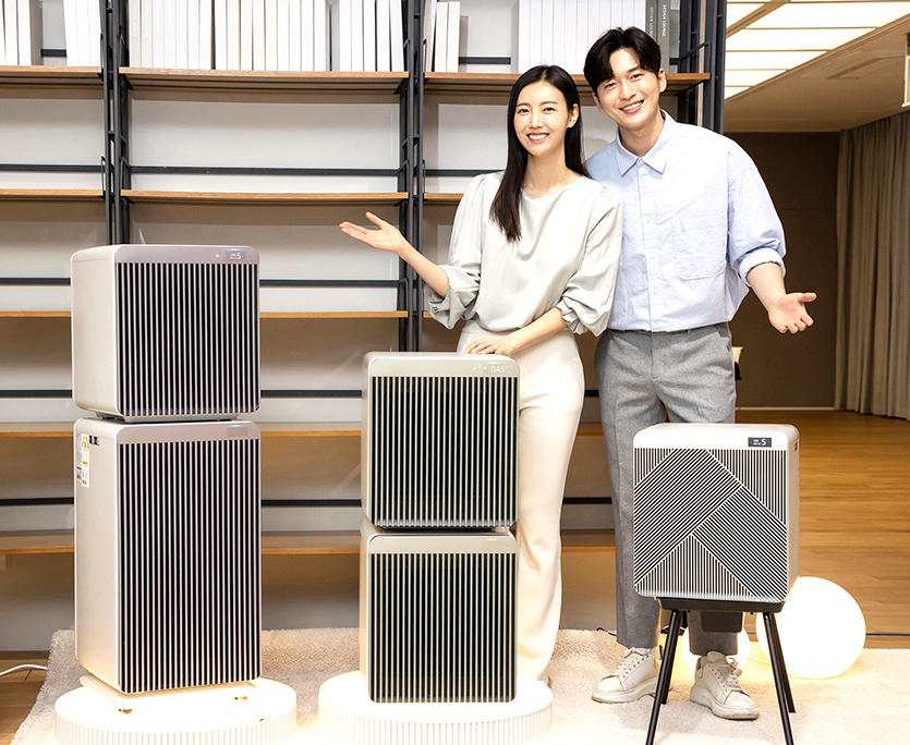 삼성전자 모델이 삼성전자 서울 R&D 캠퍼스에서 비스포크 큐브 에어 신제품을 소개하고 있는 모습. 사진=삼성전자