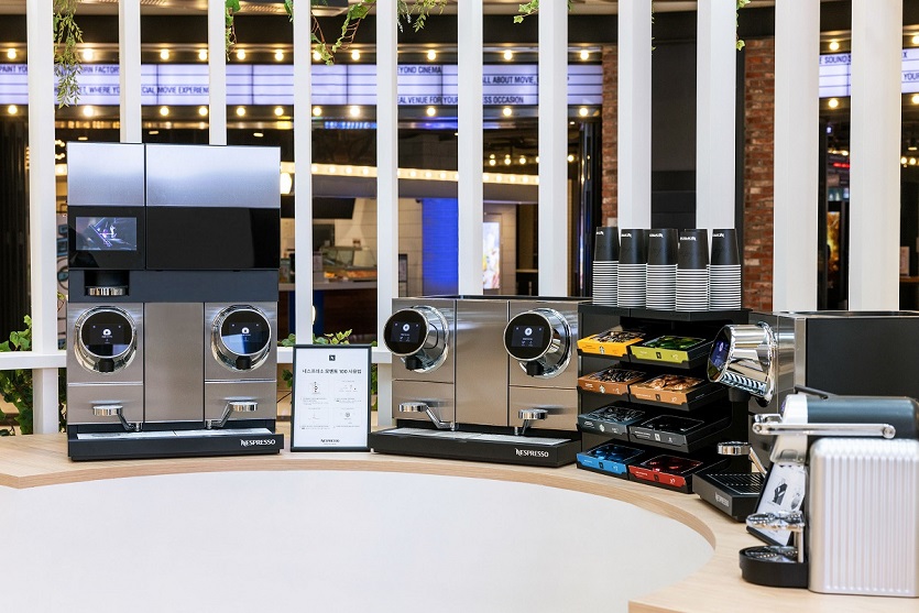 [사진2] 네스프레소 프로페셔널 머신을 직접 사용해 볼 수 있는 체험존 공간.jpg