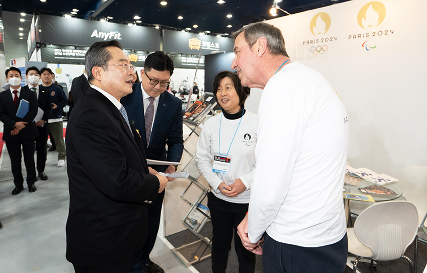 ‘2023 서울 국제 스포츠 레저 산업전(SPOEX)’이 16일 서울 강남구 삼성동 코엑스에서 개막해 나흘간 열린다. 구자열 한국무역협회 회장이 주한프랑스대사관 특별 전시관을 방문했다. 사진=한국무역협회