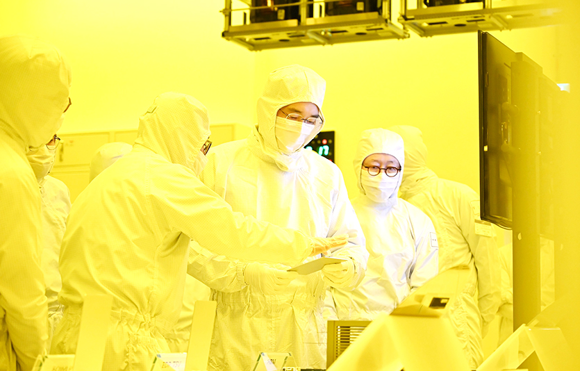 이재용 삼성전자 회장이 삼성전자 천안캠퍼스를 찾아 패키지 라인을 둘러보고 있다. 사진=삼성전자