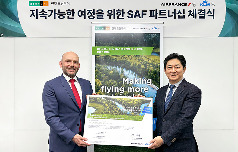 20일 서울시 서대문구 현대드림투어 본사에서 (오른쪽부터) 장영순 현대드림투어 대표와 보리스 다쏘 에어프랑스-KLM 지역 사장이 ‘SAF 활성화를 위한 파트너십’ 체결식을 마치고 기념 촬영을 하고 있다. 사진=현대백화점