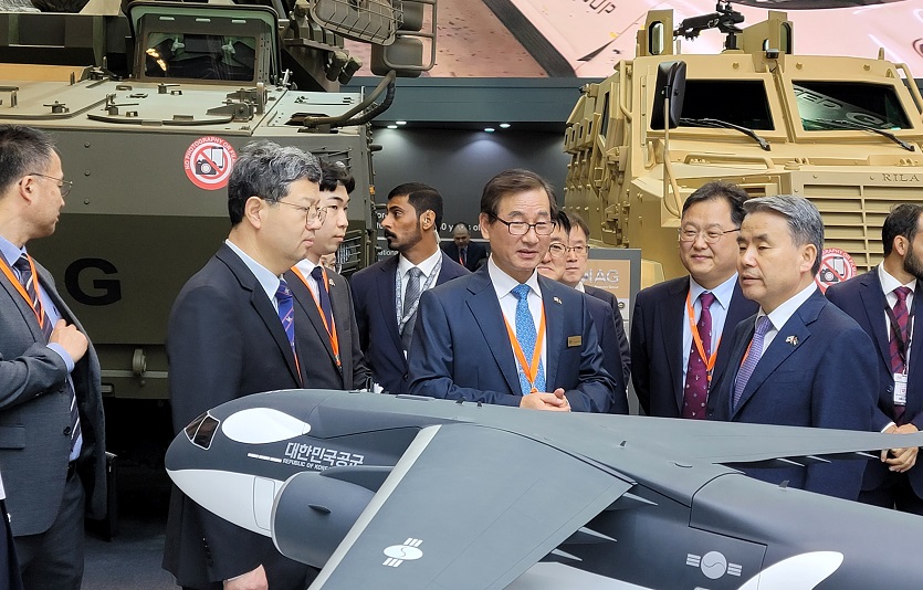 KAI 강구영사장이 이종섭 국방장관께 설명하고 있다.jpg