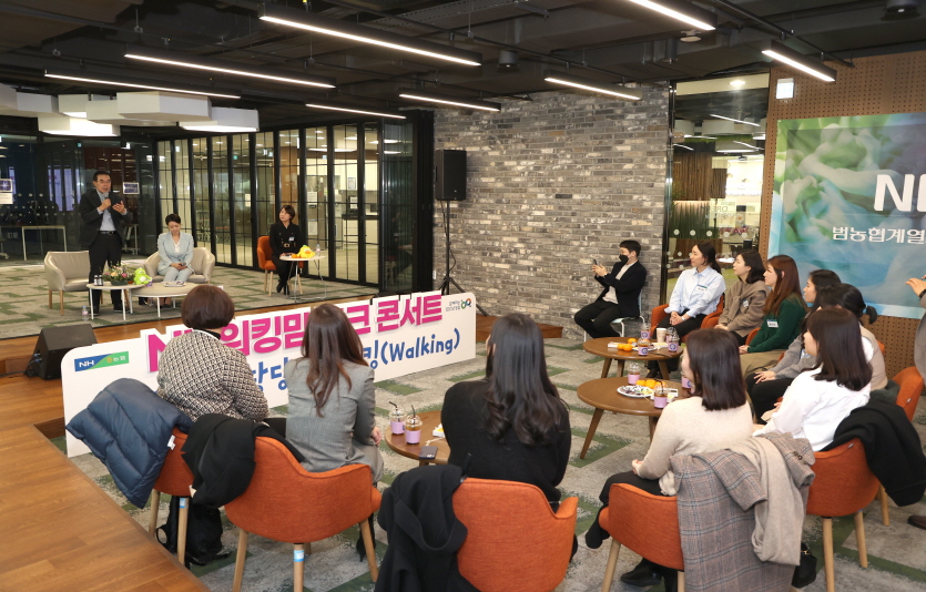 이성희 농협중앙회장이 21일 서울 양재동 농협정보시스템 본사에서 교육지원부문 계열사 현장경영 실시 후 'NH 워킹맘 당당하게 워킹' 간담회에 참석하고 있다. 사진=농협중앙회