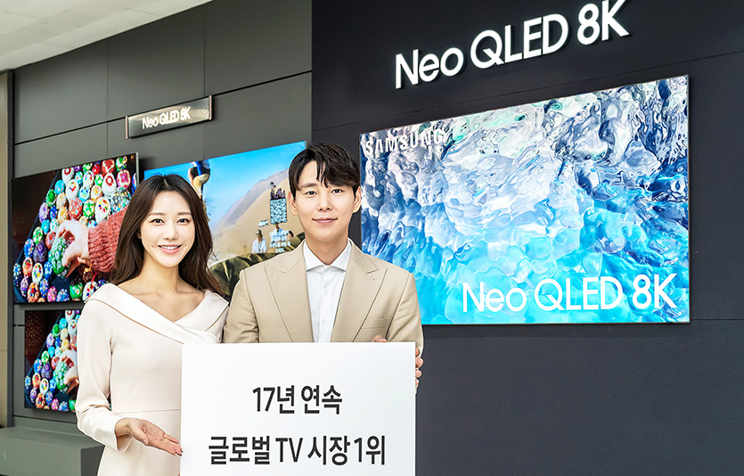 삼성전자 모델이 17년 연속 글로벌 TV 시장 1위를 달성한 삼성전자의 TV 제품들을 선보이고 있다. 사진=삼성전자