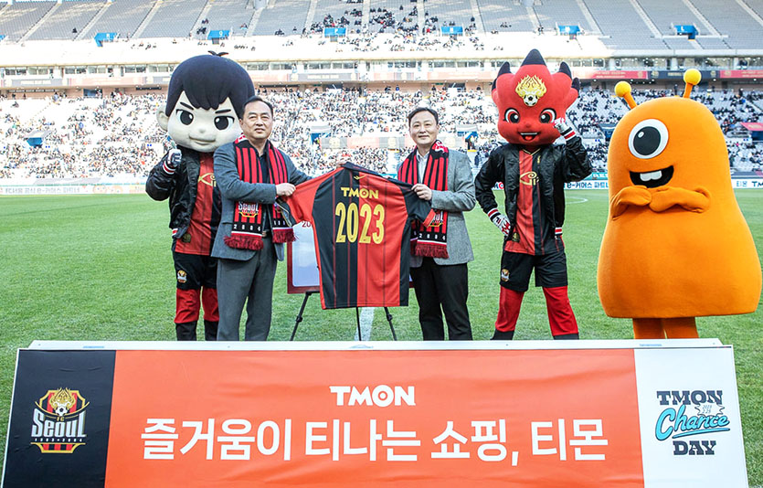 25일 서울월드컵경기장에서 열린 FC서울 홈 개막전에서 (오른쪽부터) 류광진 티몬 대표이사와 여은주 FC서울 대표이사가 공식 파트너십을 체결하고 티몬 로고가 새겨진 유니폼을 들고 기념 촬영을 하고 있다. 사진=티몬
