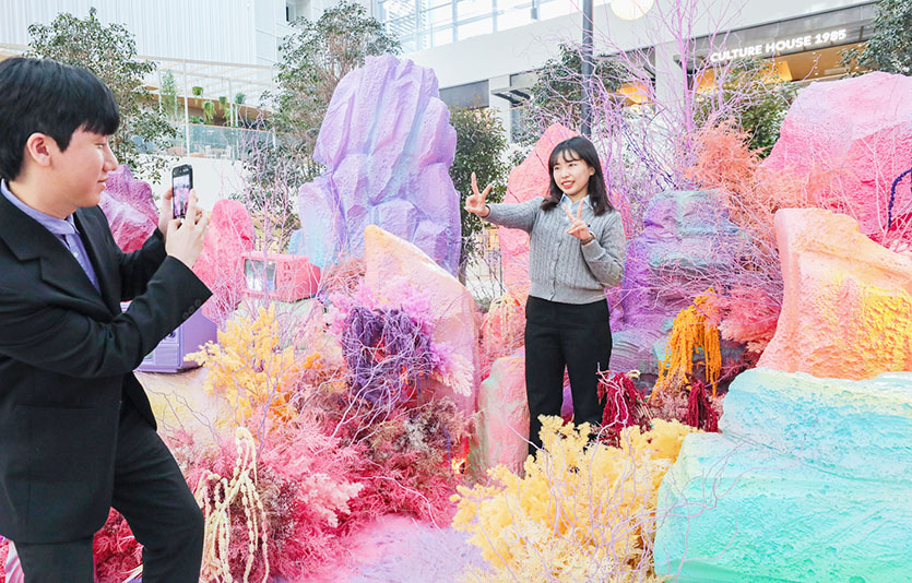 서울 영등포구 더현대 서울 에스파 팝업스토어에서 고객들이 기념촬영을 하고 있다. 사진=현대백화점