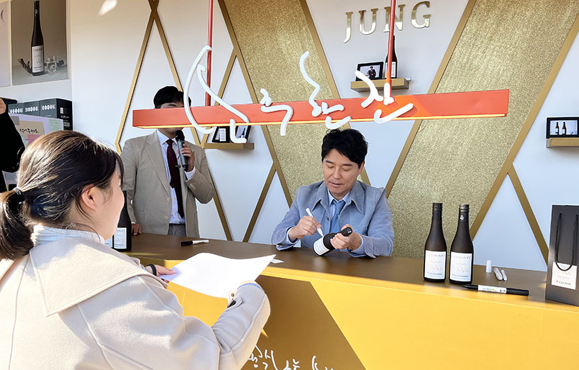 가수 임창정이 직접 소주한잔 팝업스토어를 방문해 시민들과 소통하며 이벤트를 펼치고 있다. 사진=세븐일레븐