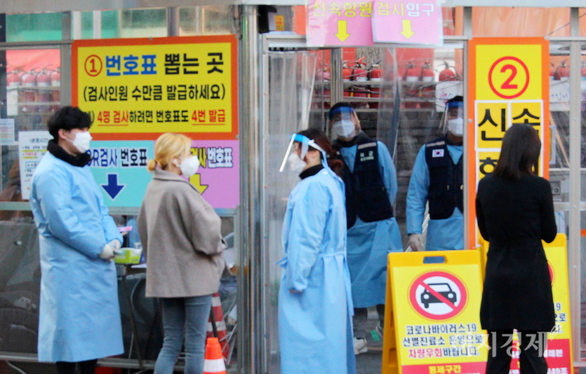 26일 코로나19 신규 확진자가 16만3566명이 발생해 누적확진가 299만4841명으로 집계됐다. 서울 중구 선별진료소. 사진=이지경제<br>