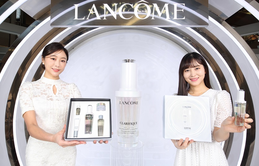 1. [롯데백화점] 잠실 롯데월드몰 랑콤 팝업에서 NEW 클라리피끄 프로-솔루션 월드타워 패키지를 홍보하는 모델들.jpg