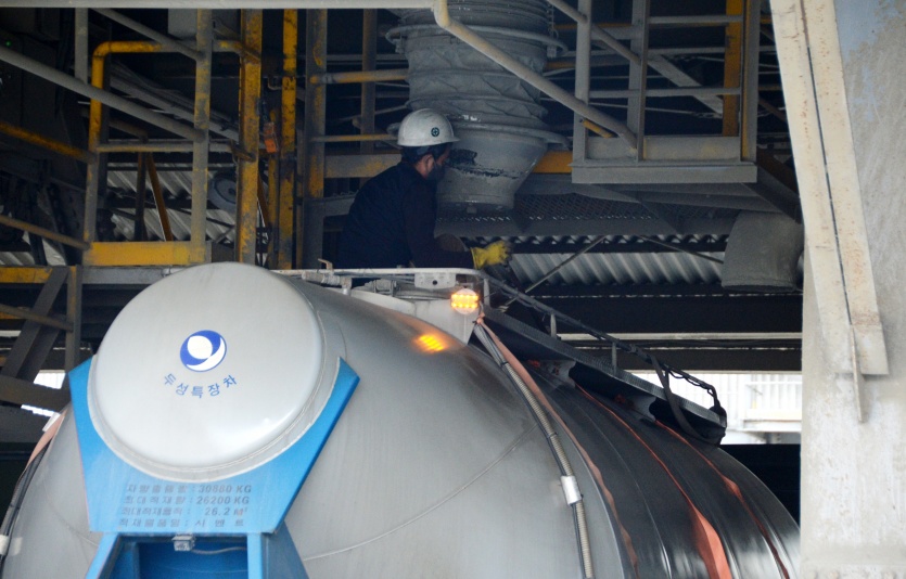 한 시멘트 공장에서 작업자가 벌크시멘트트레일러(BCT)에 시멘트를 옮겨 싣고 있다. 사진=뉴시스