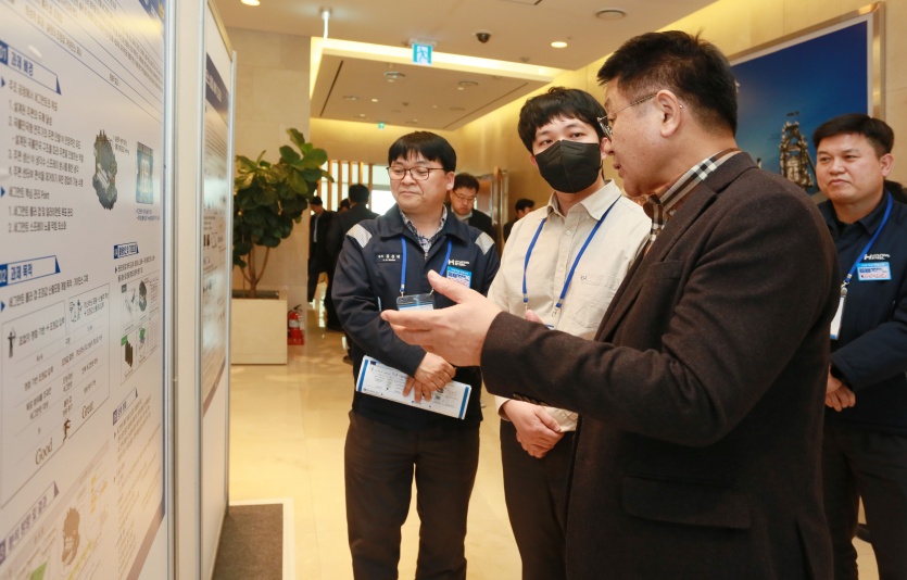 안동일 현대제철 사장이 인공지능 빅데이터 관련 직원들과 대화하고 있다. 사진=현대제철