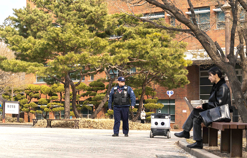 SKT가 자사의 AI기술을 바탕으로 자율주행 배달로봇 선도업체인 뉴빌리티, 융합보안 서비스를 주도하는 SK쉴더스와 손잡고 ‘자율주행 AI순찰로봇 서비스’를 공동 개발하고 사업화에 나선다. 덕성여대 캠퍼스에서 ‘AI순찰로봇’ 시범 테스트 모습. 사진=SK텔레콤